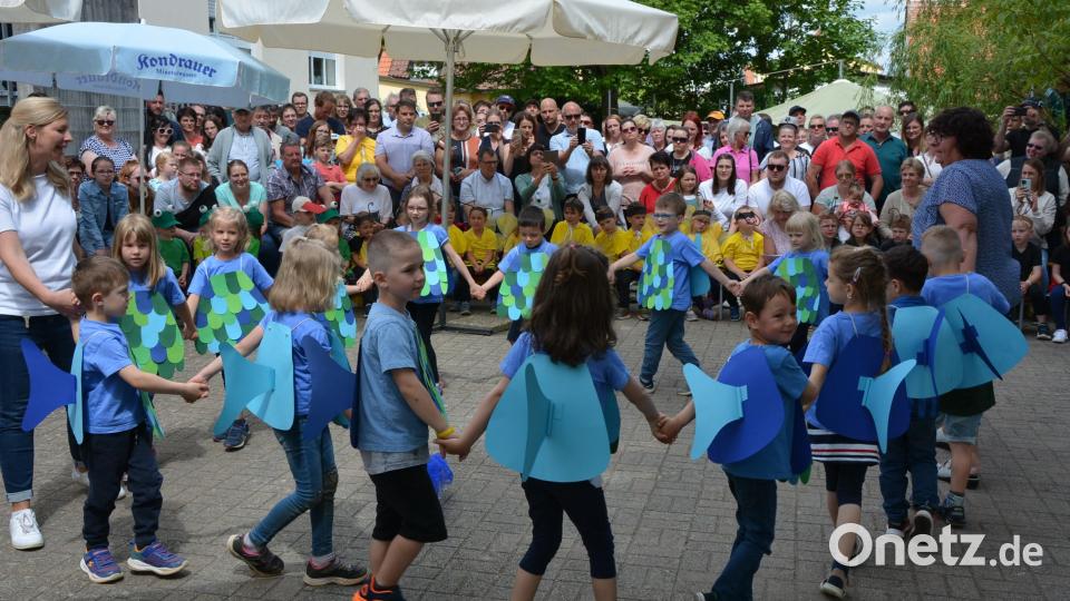 Im Spiel und Gesang zeigten die Kinder die Suche einer Raupe nach ihrer Mutter. Die vielen Zuschauer sparten nicht mit Beifall. Bild: jr