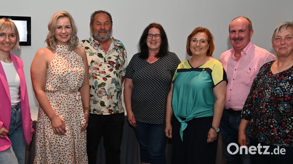 Für 20 Jahre Narrhalla-Mitgliedschaft wurden (von links) Sabrina Honig, Anja Weigl, Ferdinand Honig, Martina Fiebig, Ute Liebl, Bernd Liebl und Maria Honig geehrt. Bild: gf