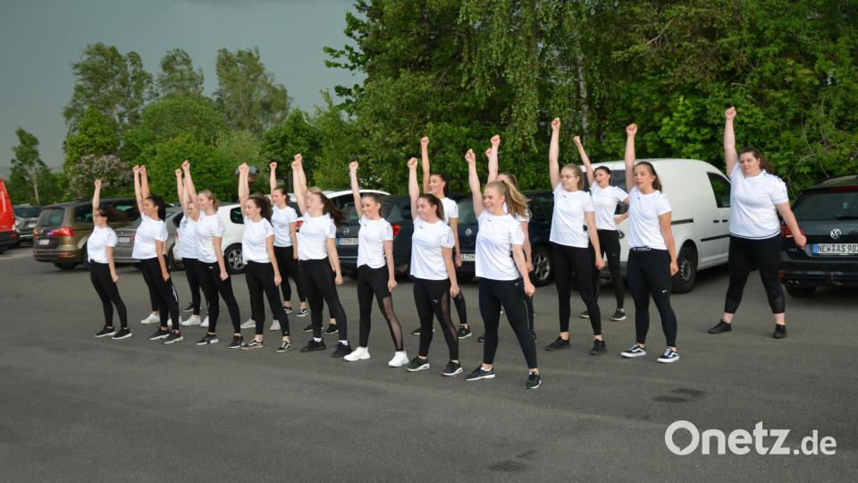 Die Mädchen der Tanzgruppe unterhielten die Gäste immer wieder mit ihren flotten Tänzen Bild: wel