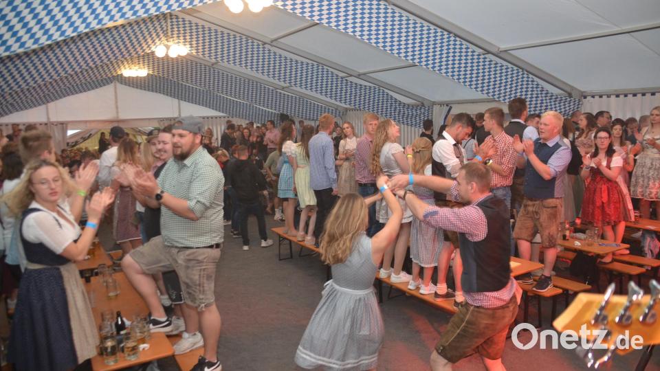 Schon bei den ersten Takten von den „Lederhosen-Lackln“ gab es für die überwiegend jungen Festbesucher kein Halten mehr. Bild: ak