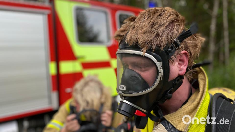 Atemschutzlehrgang der Feuerwehr Amberg: Am Ende des Kurses betreten die Teilnehmer einen brennenden Bunker bei Atzlricht. Das ist eine anstrengende und schweißtreibende Aufgabe. Damit üben die Feuerwehrleute den Ernstfall. Bild: Tobias Schanderl, Feuerwehr Amberg/exb