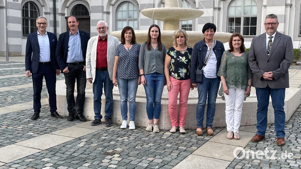 Der neue Vorstand und die beiden ausgeschiedenen Vorstandsmitglieder von links nach rechts: Bürgermeister Bernd Sommer, neuer Beisitzer Robert Lang, neuer Beisitzer Wilfried Roeb, Birgit Kleber (ausgeschiedene Zweite Vorsitzende), neue Beisitzerin Andrea Ernstberger, Schriftführerin Christine Eckert, ausgeschiedene Beisitzerin Beatrix Rustler, Zweite Vorsitzende und Kassiererin Gabriele Treml-Laubert und Vorsitzender Klaus Schuster (auf dem Bild fehlt die Beisitzerin Silvia Engel). Bild: Klaus Schuster/exb