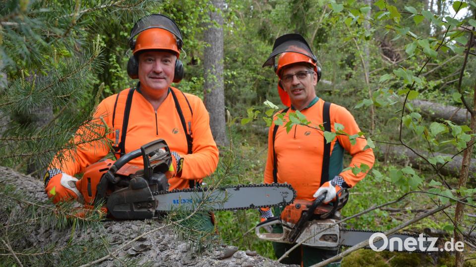 Im Einsatz waren die beiden Forstwirte Helmut Reuter (links) und Anton Ernst mit ihren Motorsägen. Bild: jr