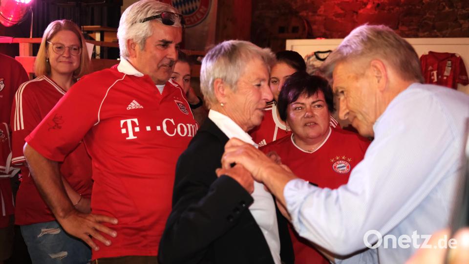 Fußballlegende Klaus Augenthaler erfüllte gerne die Autogrammwünsche der Bayern-Fanclub-Mitglieder. Schatzmeisterin Vroni Hofmann ließ sich die Widmung auf die Bluse schreiben. Bild: Hirsch