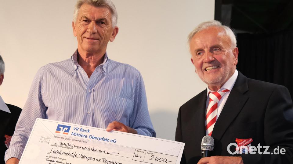 Zwei Botschafter der Leukämiehilfe Ostbayern: Bayern-Fanclub-Vorsitzender Bernd Hofmann (rechts) überreichte dem Ex-Profi Klaus Augenthaler (links) einen Scheck zugunsten der Hilfsorganisation. Bild: Hirsch