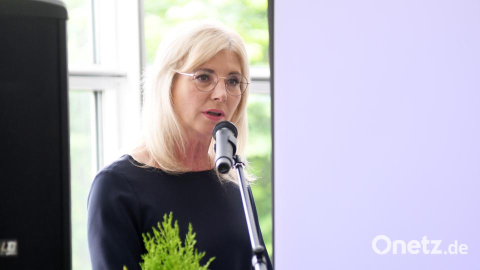 &quot;Seien Sie stolz, was Sie hier vorangebracht haben.&quot; (Ulrike Scharf, Staatsministerin für Familie, Arbeit und Soziales) Bild: Gabi Schönberger