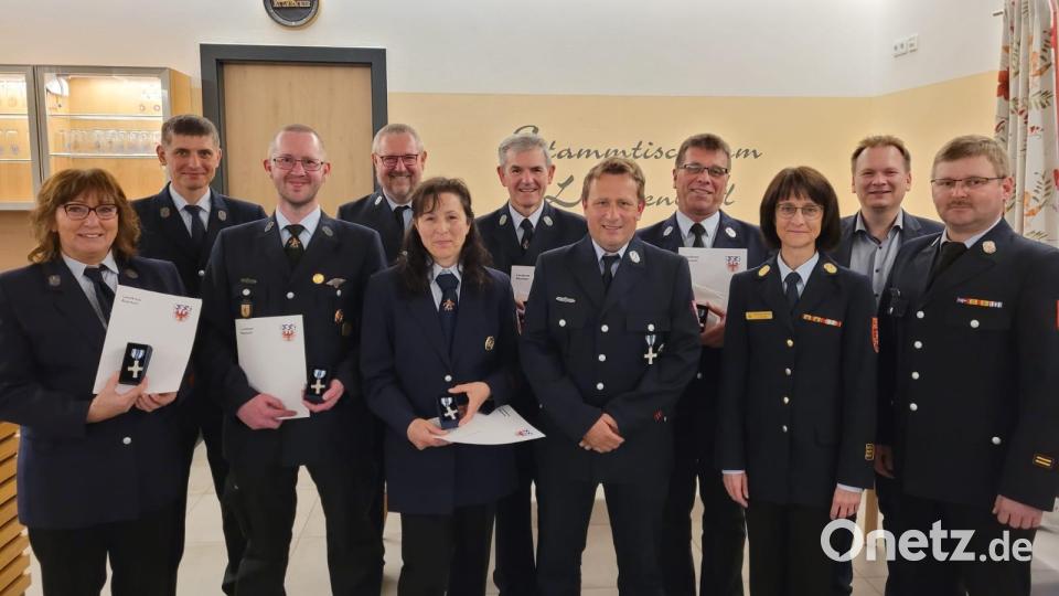 Groß war das Lob von Kreisbrandmeister Jürgen Küffner, Bürgermeister Christian Porsch, Kreisinspektorin Kerstin Schmidt (von rechts) sowie Kommandant Jürgen Heier (Vierter von links) für Ursula Dadder, Markus Heindl, Andreas Hummer, Christine Walter, Edgar Schindler, Bernhard Walter und Winfried Beer (von links). Sie erhielten Urkunden und Geschenke für 40 beziehungsweise 25 Jahre aktiven Dienst. Bild: hai