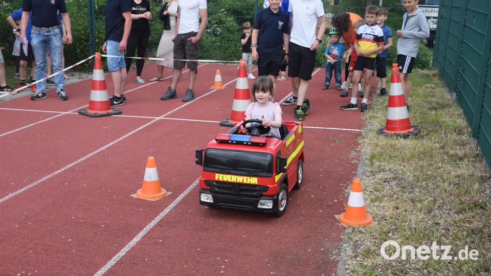 Begehrt bei den Kindern sind die Fahrten mit den Elektroautos durch den Parcours. Bild: fz