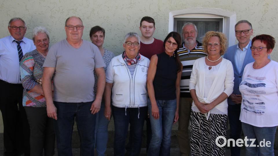 Dieses Team wird den VdK-Ortsverband in den kommenden vier Jahren leiten. Dritter von links der neue Vorsitzende Michael Burger. Vierter von rechts Zweiter Vorsitzender Werner Dekrell. Kreisvorsitzender Georg Brand (links) und Bürgermeister Bernd Sommer (Zweiter von rechts) gratulierten zur geglückten Neuwahl. Bild: kro