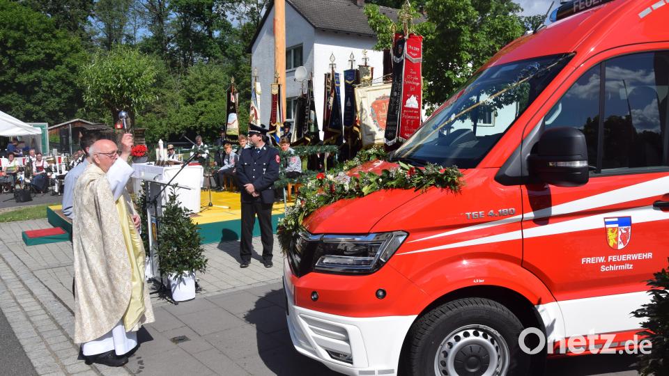 Pfarrer Andreas Hanauer segnet das neue Mehrzweckfahrzeug der Feuerwehr Schirmitz. Bild: fz