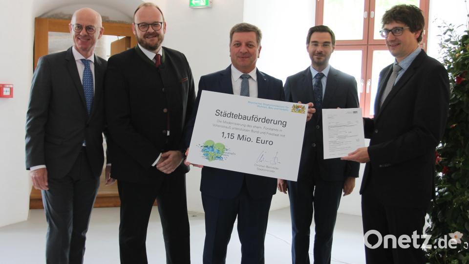 Staatsminister Christian Bernreiter (Mitte) freut sich mit Regierungspräsident Walter Jonas, Landrat Andreas Meier, Landtagsabgeordneten Stephan Oetzinger und zweiten Bürgermeister Uli Münchmeier (von links) über den Förderbescheid. Bild: pi