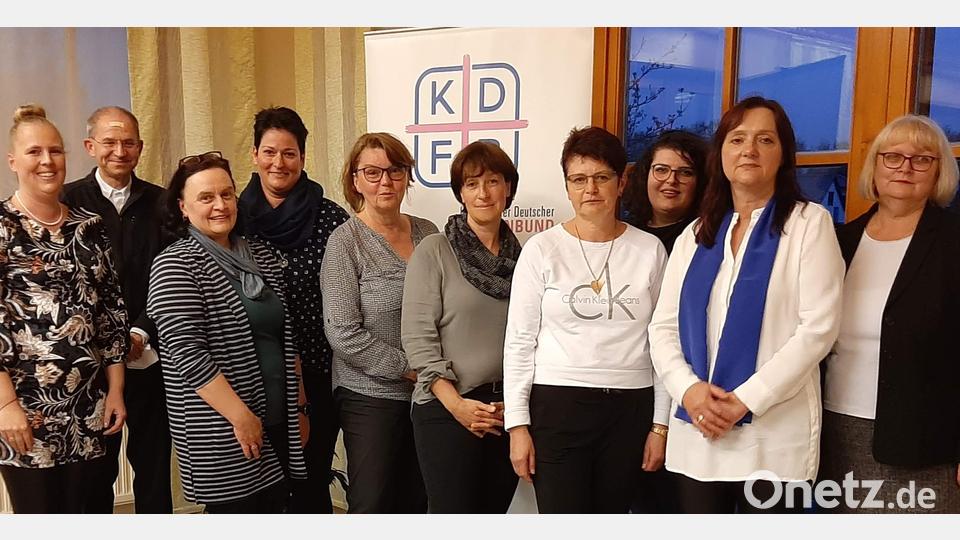 Der Katholische Frauenbund Hirschau wählt einen neuen Vorstand (von links): Michaela Meier, Stadtpfarrer Johann Hofmann, Michaela Radolf, Birgit Birner, Michaela Fellner, Führungsteamsprecherin Angela Schreiner, Ulrike Mutzbauer, Anna-Maria Sellmeyer, Gerlinde Siegert und Sigrid Stepan. Bild: u