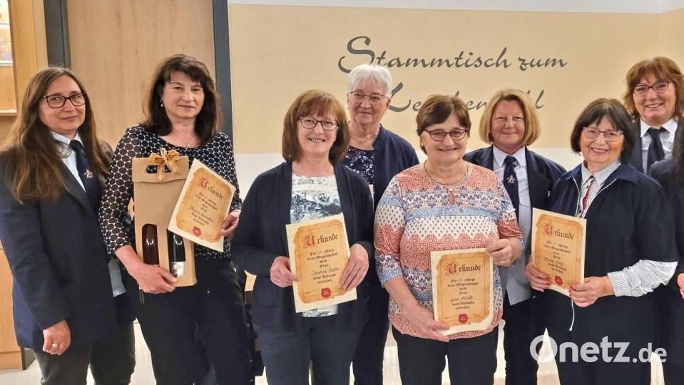 25 Jahre halten sie der Feuerwehr die Treue: Angela Walter, Brigitte Schindler, Christine Walter, Edith Hänfling, Lore Heindl, Rita Grüner, Maria Nickl, Ursula Dadder. Bild: hai