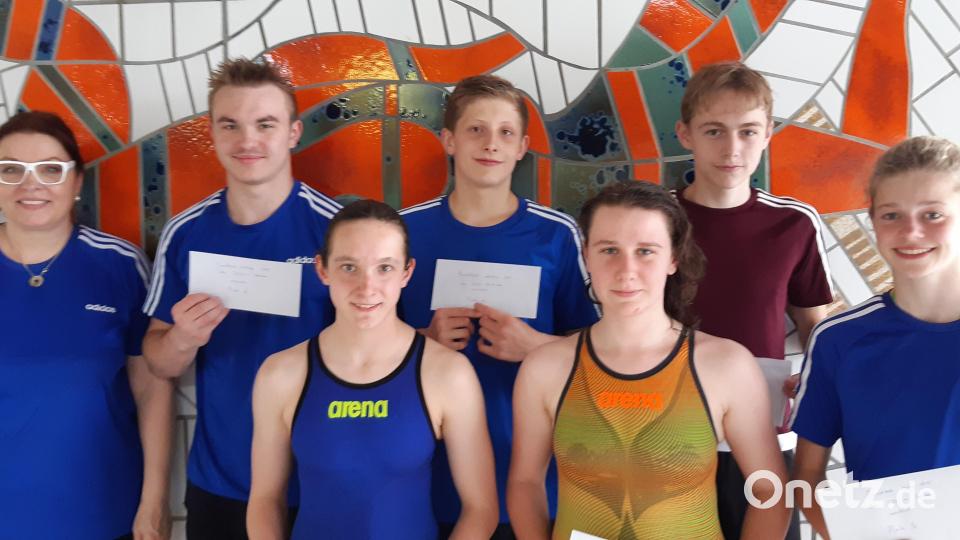 Für die punktbesten Leistungen über die 200-m-Strecken konnte TSC- Vorsitzende Barbara Legat- Kasel (links) folgende Teilnehmer auszeichnen (von links): Fynn Legat und Milena Franz (Platz 2), Leonhard Fütterer und Anna Schwöd (Platz 1) sowie Niclas Köstler und Marlene Züllich (Platz 3), alle vom Tirschenreuther Schwimm- Club. Bild: rbg