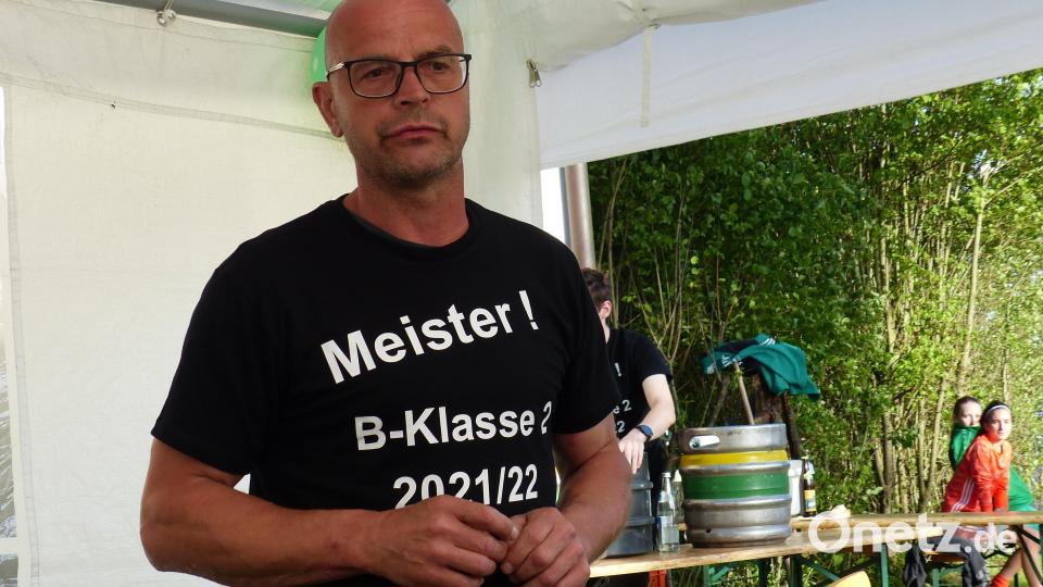 Auch wenn der TSV-Vorsitzende Richard Zeiler hier nicht besonders glücklich aussieht: Er ist mehr als glücklich und stolz auf die Meistermannschaft Bild: hme