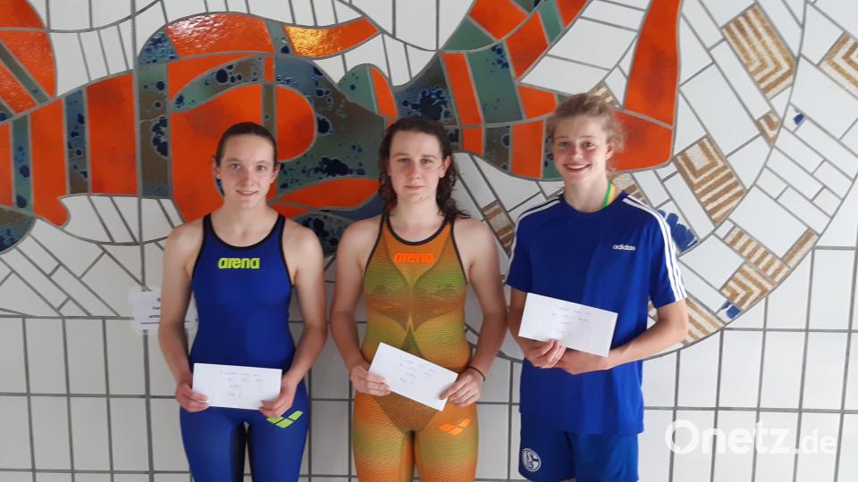 Die punktbesten Leistungen bei den Damen über die 200-m-Strecken (von links): Milena Franz (Platz 2), Anna Schwöd (Platz 1) und Marlene Züllich (Platz 3), alle vom Tirschenreuther Schwimm- Club. Bild: rbg
