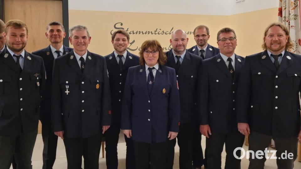 Sie führen die nächsten drei Jahre den Feuerwehrverein: Dominik Walter, Vorsitzender Markus Heindl, Stellvertreter Edgar Schindler, Julian Walter, Ursula Dadder, Stephan Kurz, Andreas Horn, Winfried Beer, Udo Röderer (von links). Bild: hai