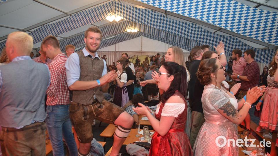 Es gab kaum jemanden, der nicht auf den Bänken stand. Bild: ak