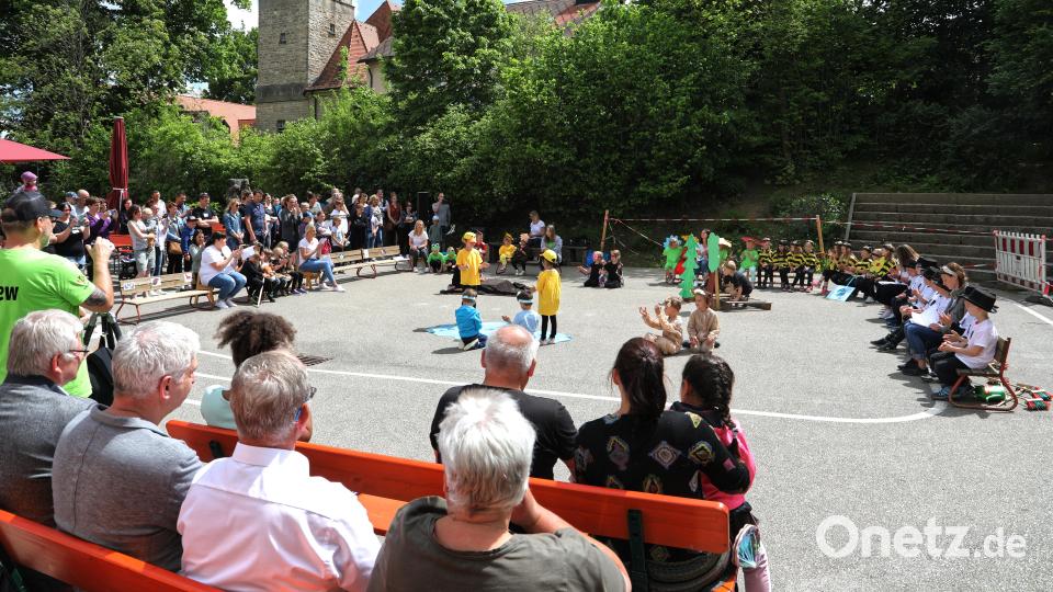 Auf dem Pausenhof führten die Buben und Mädchen die Jahresuhr mit Tanz, Gedichten und Musik auf.. Bild: njn