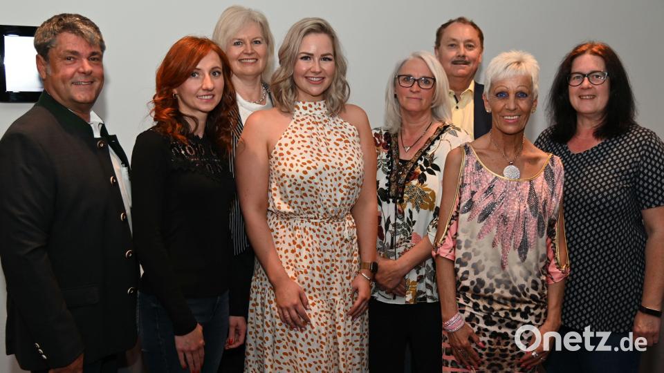 Das Narrhalla-Präsidium (von links): Jürgen Mühl, Elena Obermeier, Siglinde Weigl, Anja Weigl, Helga Keck, Reinhard Scharl, Iska Rausch von Traubenberg und Martina Fiebig. Bild: gf