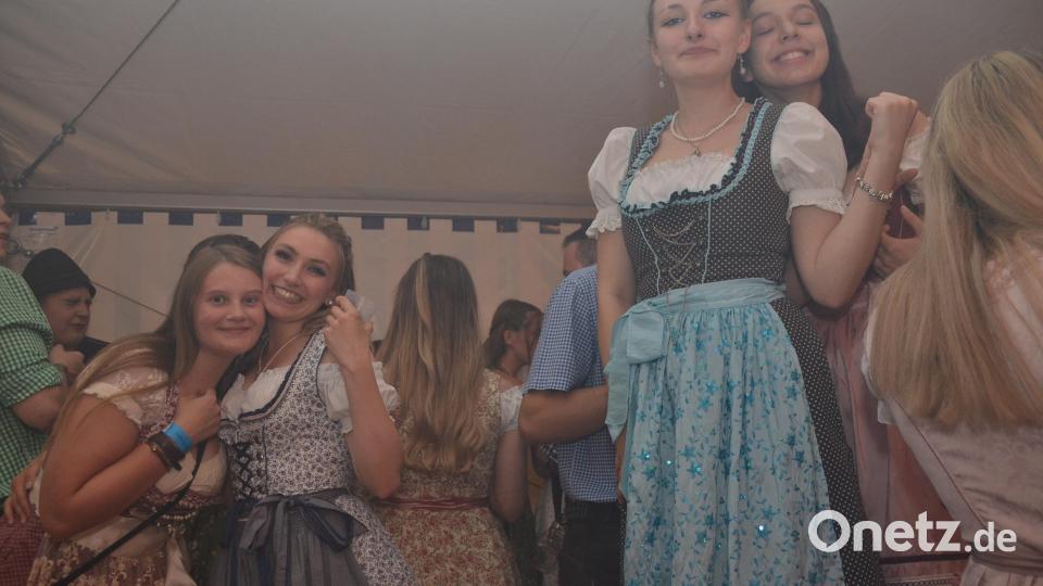 Die jungen Damen trugen fast ausschließlich Dirndln. Bild: ak