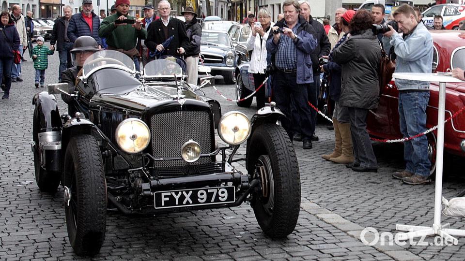 Bewundernswerte Blicke ziehen die Oldtimer bestimmt auch heuer wieder auf sich, wenn sie am Donnerstag durch Weiden fahren werden. Archivbild: R. Kreuzer
