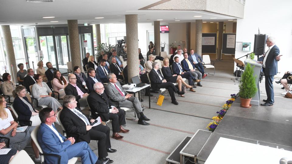 Im Foyer der Agentur für Arbeit ist das Sozialbürgerhaus Weiden am Montag mit vielen Ehrengästen eröffnet worden. Bild: Gabi Schönberger