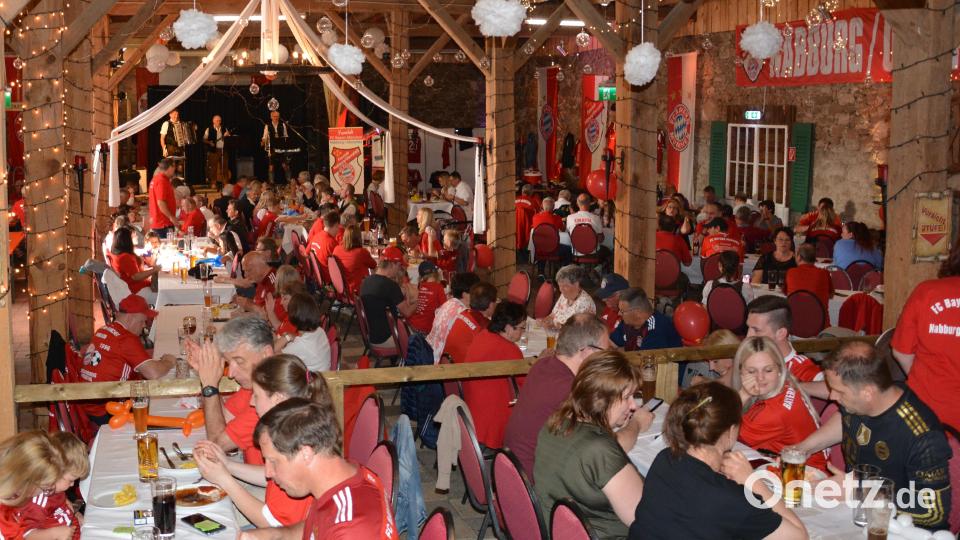 Viele Besucher feierten im Gutenecker Gutsstadl das 30-jährige Bestehen des FC-Bayern-Fanclubs Nabburg/Oberpfalz. Bild: hod