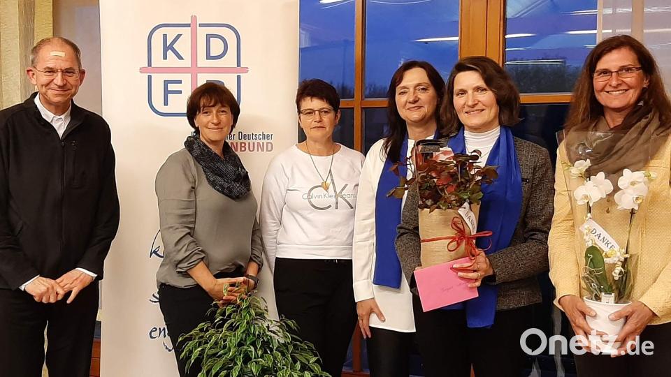 Irmgard Sellmeyer (2.v.r.) gehörte 16 Jahre lang der Frauenbund-Vorstandschaft an, Monika Bock (4 Jahre). Beide schieden auf eigenen Wunsch aus der Vorstandschaft aus. Pfarrer Johann Hofmann (l.) und das neue Führungsteam mit (v.l.) Angela Schreiner, Ulrike Mutzbauer und Gerlinde Siegert dankten ihnen für ihr Engagement. Bild: u