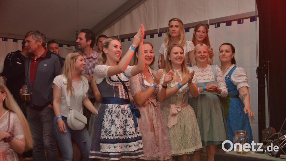 Die jungen Damen trugen fast ausschließlich Dirndln. Bild: ak