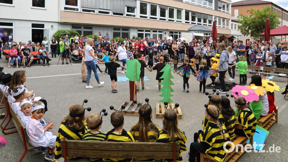 Auf dem Pausenhof führten die Buben und Mädchen die Jahresuhr mit Tanz, Gedichten und Musik auf.. Bild: njn