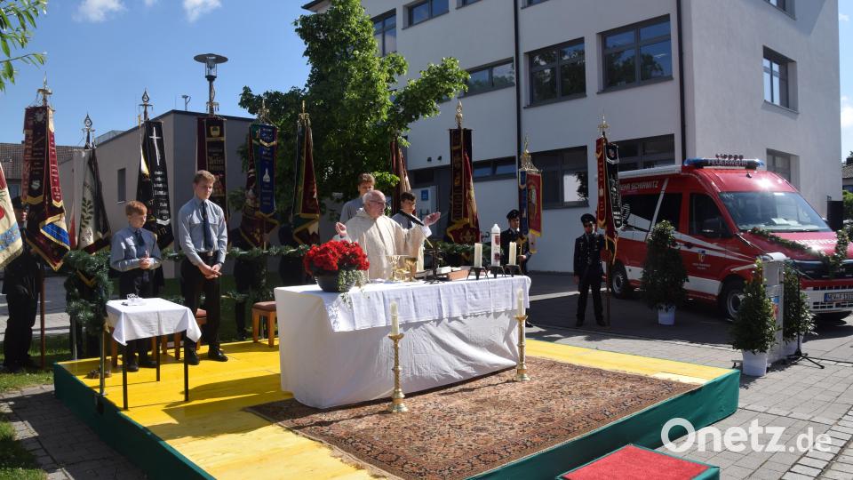 Den Festgottesdienst zur Segnung des neuen Einsatzfahrzeugs (rechts) zelebriert bei herrlichem Wetter Pfarrer Andreas Hanauer. Bild: fz