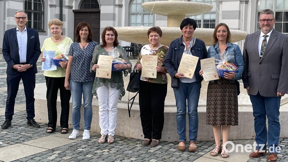 Urkunden, Ehrennadeln und Obstschalen gab es für zahlreiche Jubilare des Obst- und Gartenbauvereins. Das Bild zeigt von links Bürgermeister Bernd Sommer, Renate Riedl, Birgit Kleber, Gabriele Treml-Laubert, Wilma Lindner, Beatrix Rustler, Christine Böhm und Vorsitzenden Klaus Schuster Bild: Klaus Schuster