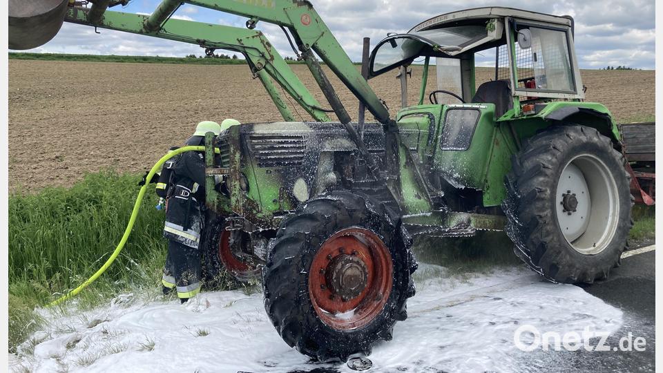 Den Oldtimer-Traktor hat der Eigentümer später in Eigenregie abgeschleppt. Bild: PI NEW