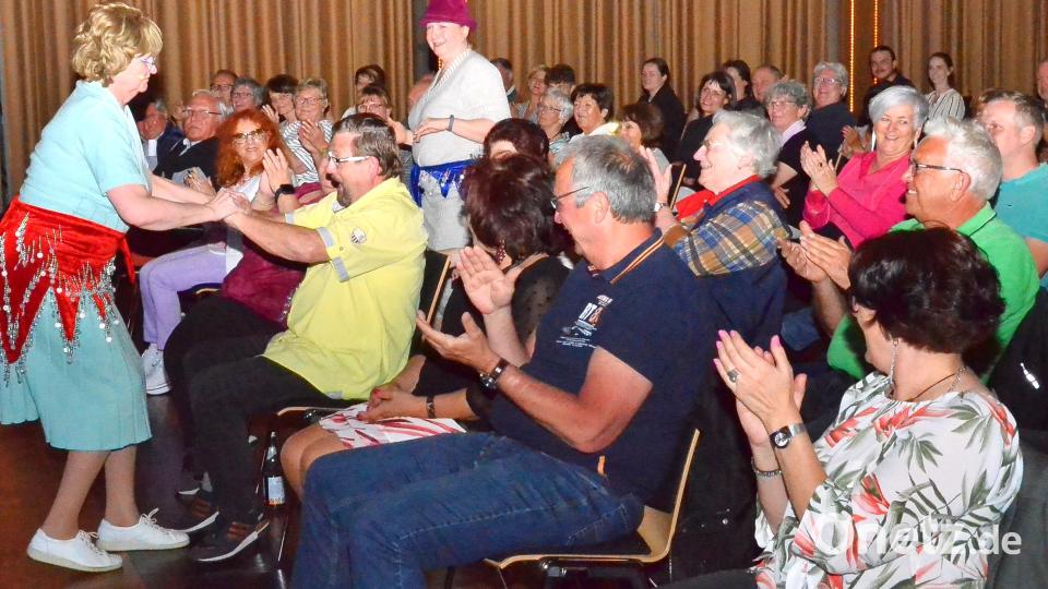 Das Publikum ist von den beiden &quot;Schrägschrauben&quot; wie eh und je hin und weg, wenn auch nicht gleich vom direkten Mitmachen angetan. Bild: fjo