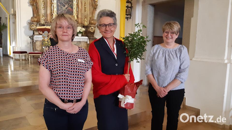 Susanne Wagner (links) und Elke Lauterbach (rechts) dankten Adelheid Baronin von Gemmingen für die stete Unterstützung Bild: Malteser/exb