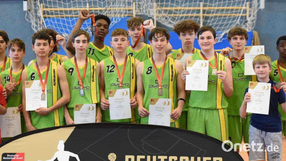 Das Basketball Team Oberpfalz (BTO) mit Coach Gabi Ionescu feiert seinen Titel als Deutscher Vizepokalsieger im DBB-Pokal der U16. Bild: Tobias Schwarzmeier