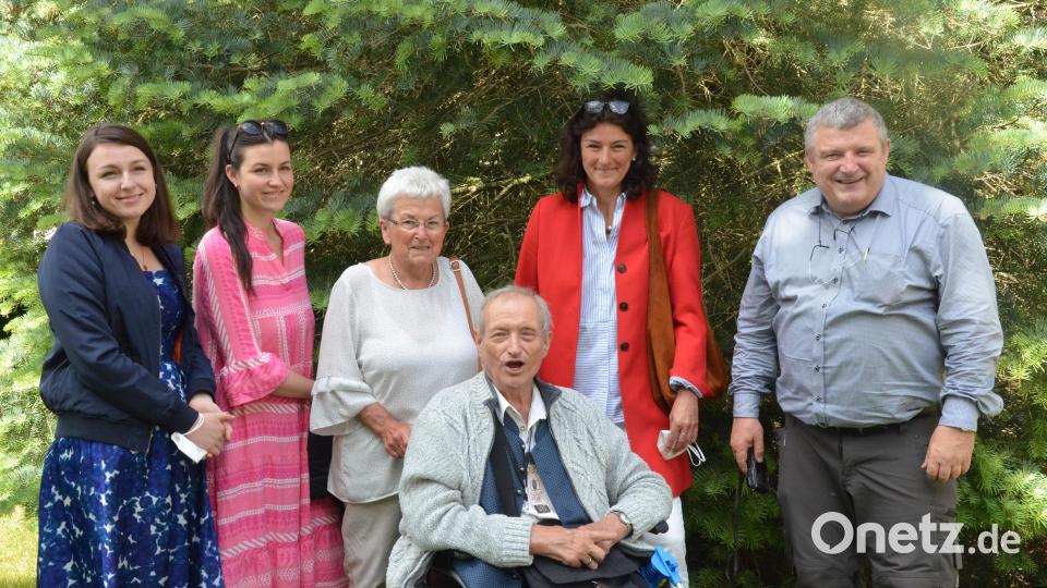 Das Jubelpaar Gisela und Karl Feneis mit Kindern und Enkelkindern. Bild: Kunz