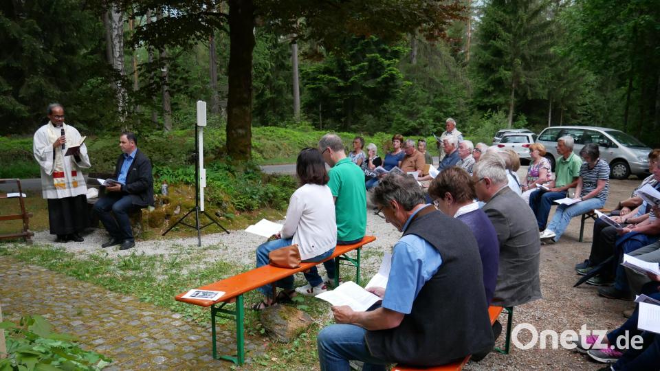 Zahlreiche Gläubige hatten sich zur Maiandacht bei der Forstkapelle an der alten Wernersreuther Straße eingefunden um zusammen mit dem Freundeskreis das 20-jährige Jubiläum der Sanierung zu feiern. Bild: hmr
