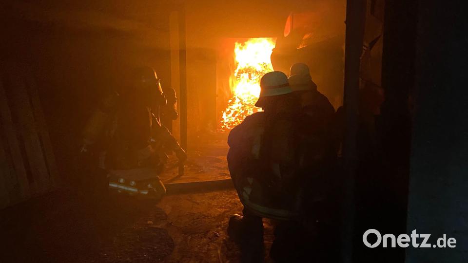 Perspektive eines Feuerwehrmannes: Dieses Szenario könnten die rettenden Helfer im Ernstfall vorfinden. Bei der Feuerwehr Amberg absolvierten die Teilnehmer einen Atemschutzlehrgang. Bild: Tobias Schanderl, Feuerwehr Amberg/exb