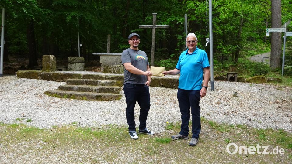 Integrationsbeauftragter Jan Wiltsch kann für den Helferkreis Ukraine 550 Euro von Kapellenvereinsvorstand Manfred Schaller entgegennehmen Bild: hzi /Irmgard Schaller