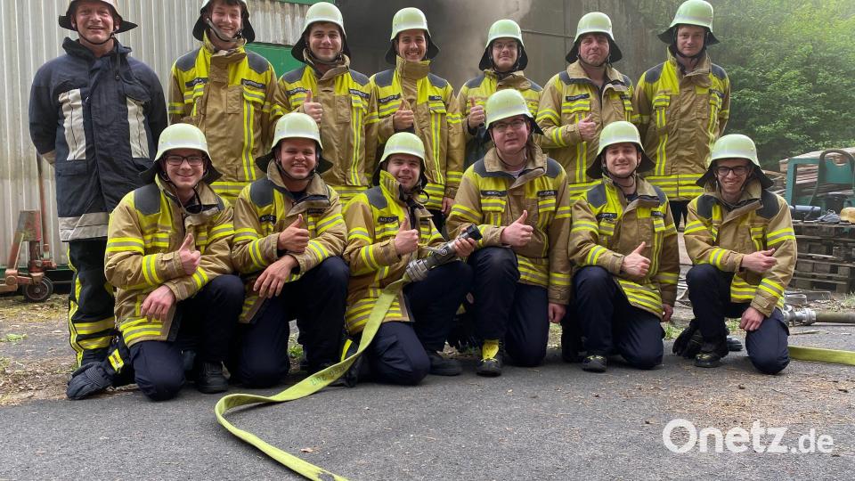 Atemschutzlehrgang der Feuerwehr Amberg. Im Hintergrund der rauchende Bunker bei Atzlricht. Bild: Tobias Schanderl, Feuerwehr Amberg/exb