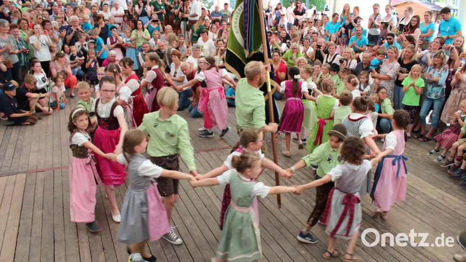 Die &quot;Kirwakids&quot; des Kirwavereins Weiherhammer haben die ersten Lehrjahre in Sachen Kirwatanz hinter sich. Was sie schon können, zeigen sie vor großem Publikum beim Jubiläum. Bild: gmü