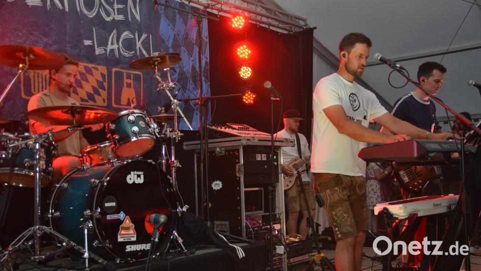 Die "Lederhosen-Lackln" aus Haidenaab heizten den Besuchern gut sechs Stunden lang ein. Bild: ak