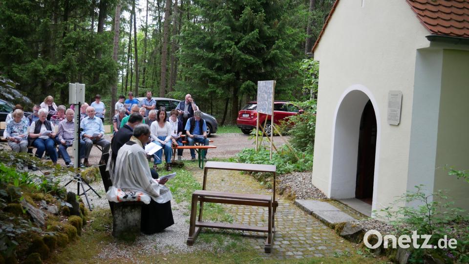 Zahlreiche Gläubige hatten sich zur Maiandacht bei der Forstkapelle an der alten Wernersreuther Straße eingefunden, um zusammen mit dem Freundeskreis das 20-jährige Jubiläum der Sanierung zu feiern. Bild: hmr