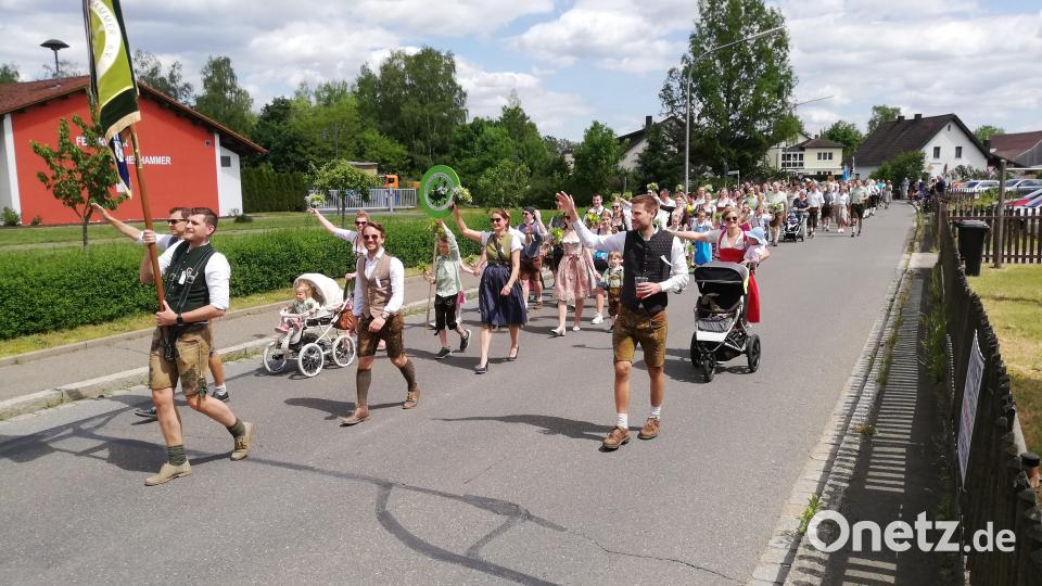 Fahnenträger Marco Gollwitzer führt beim Festzug stolz die Vereine durch Weiherhammer. Bild: gmü