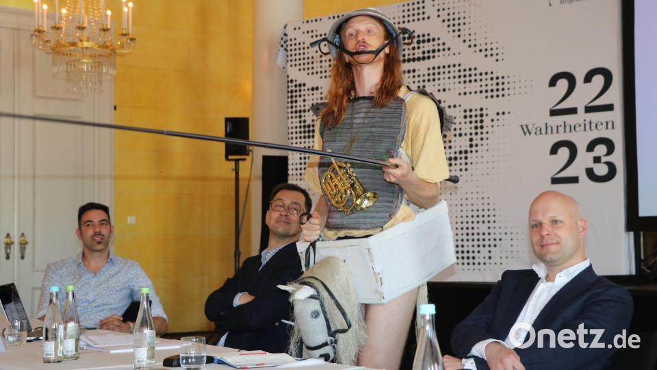 Der neue Intendant Sebastian Ritschel (rechts) und der neue Chefdramaturg Ronny Scholz (links) freuen sich bei der Spielplanvorstellung über die Soloeinlage von Paul Wiesmann als Don Quijote. Bild: Elisabeth Weiten