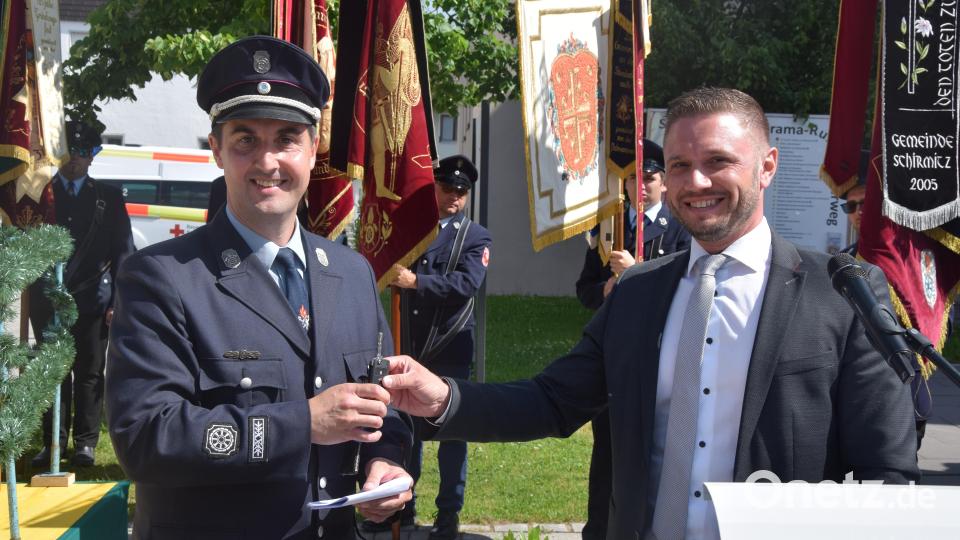 Bürgermeister Ernst Lenk (rechts) übergibt an Kommandant Bernhard Eckert den Fahrzeugschlüssel. Bild: fz