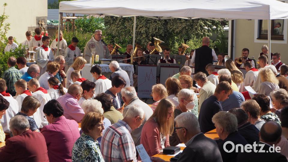 Viele Besucher waren bereits beim Gottesdienst vor der Pfarrkirche versammelt. Bild: wmi