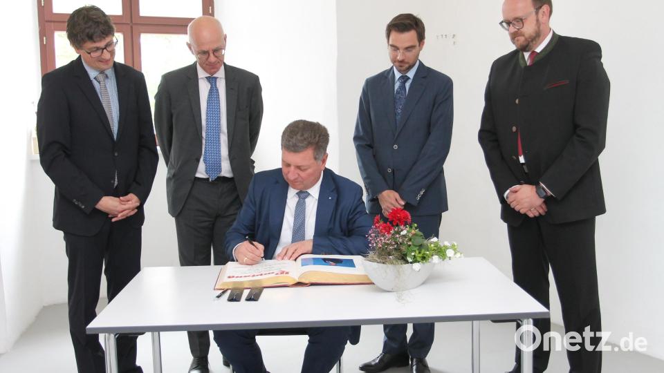 Mit den Eintrag in das Goldene Buch bedankt sich die Stadt Vohenstrauß für den Besuch von Staatsminister Christian Bernreiter (sitzend). Bild: pi